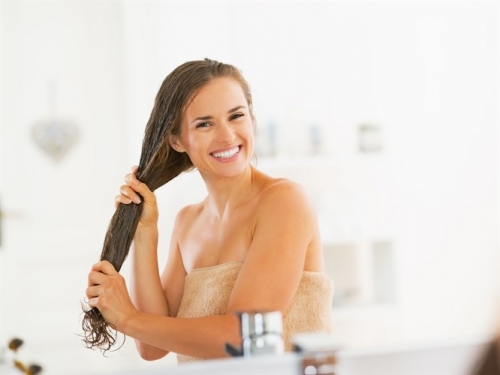 2 Malzeme ile Kuru Saçlarınızı Nemlendirin