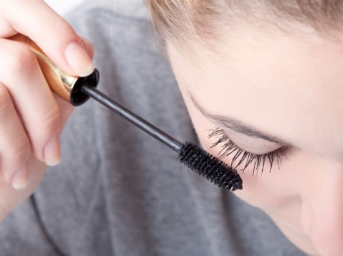 Kozmetik Ürünler Göz Alerjilerini Ortaya Çıkarıyor