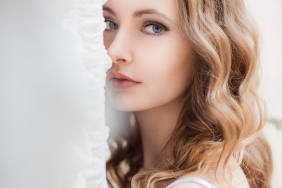 stuning-lady-with-dark-blonde-hair-deep-blue-eyes-shines_1304-3273