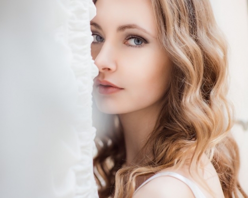 stuning-lady-with-dark-blonde-hair-deep-blue-eyes-shines_1304-3273