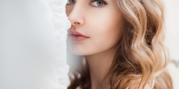 stuning-lady-with-dark-blonde-hair-deep-blue-eyes-shines_1304-3273