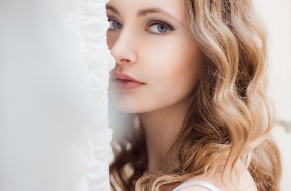 stuning-lady-with-dark-blonde-hair-deep-blue-eyes-shines_1304-3273