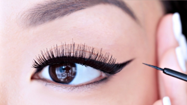 Eyeliner Nasıl Çekilir? Kolay Eyeliner Çekme Yöntemi