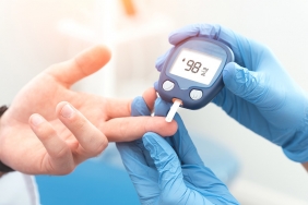 Doktor kan şekeri seviyesini glukometre ile kontrol ediyor