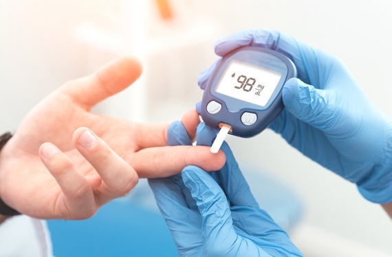 Doktor kan şekeri seviyesini glukometre ile kontrol ediyor
