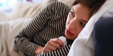 Boğaz ağrısı neden olur ve belirtileri nelerdir? Boğaz enfeksiyonlarına iyi gelen besinler...