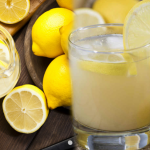 Bir ay boyunca içilen limonlu ılık su bakın ne işe yarıyor? Limon suyunun faydaları nelerdir?