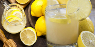 Bir ay boyunca içilen limonlu ılık su bakın ne işe yarıyor? Limon suyunun faydaları nelerdir?