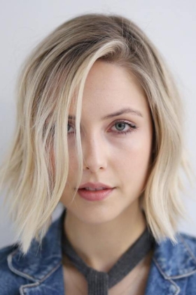 20-side-parted-blonde-bob-hairstyle