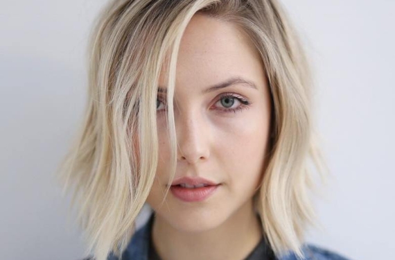 20-side-parted-blonde-bob-hairstyle