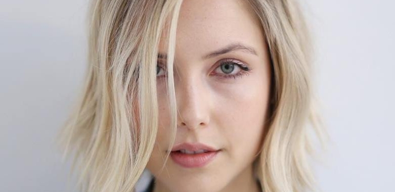 20-side-parted-blonde-bob-hairstyle