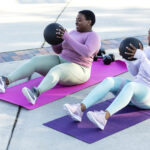 Sağlık topuyla egzersiz yapan iki kadın